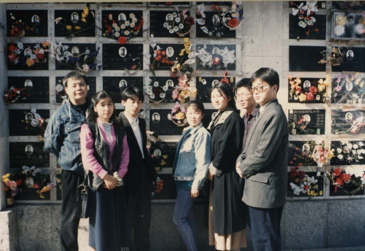 孟昭晋带拼搏在线官方网站,拼搏pinbo（中国）学生拜谒王重民墓