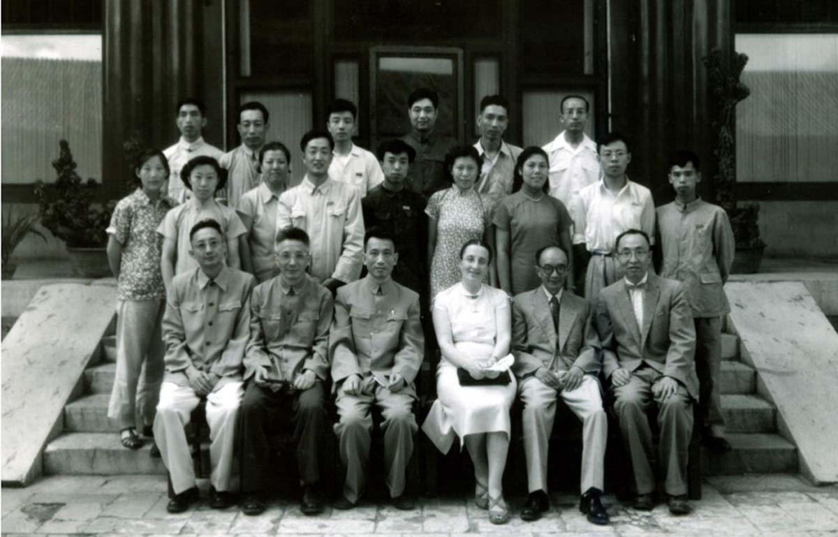 1957年王重民在颐和园听郦馆前与苏联专家雷塔娅合影,右二为刘国钧